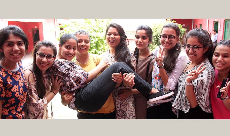 cbse 12 result 2017 decleared, students celebration in delhi