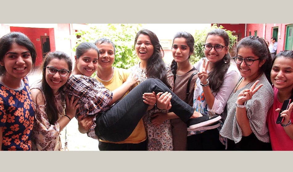 cbse 12 result 2017 decleared, students celebration in delhi