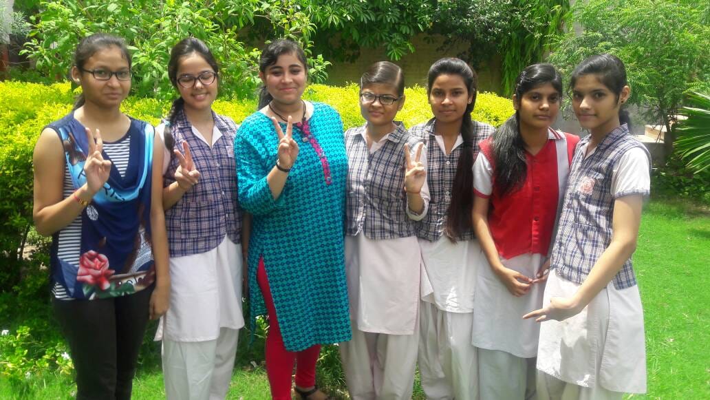cbse student enjoying in agra after result