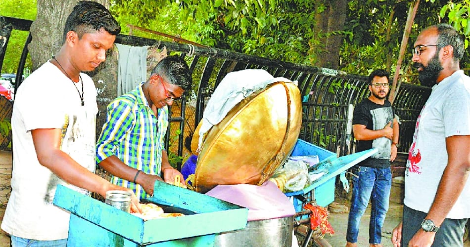 chole kulche special stall in chandigarh for fast food lovers