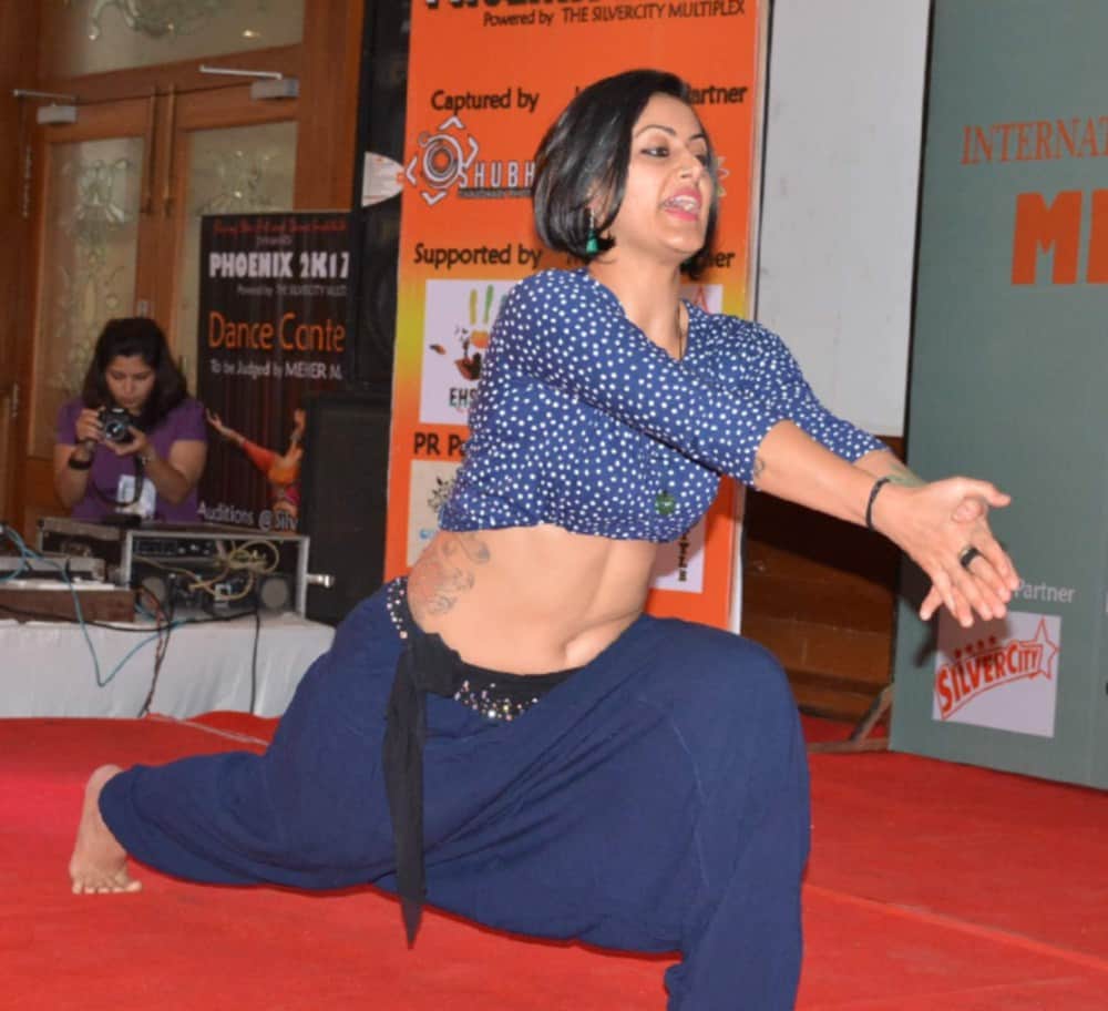 belly dancer mehar malik show moves in front of children