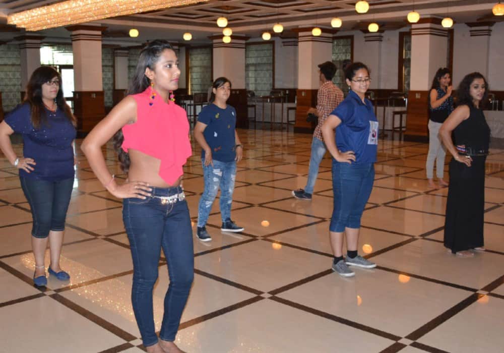 belly dancer mehar malik show moves in front of children