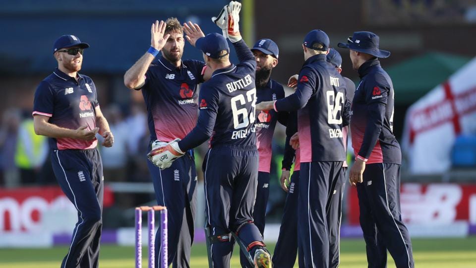 England beat South Africa by 2 runs 