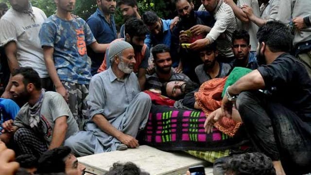 many attended funeral of hizbul millitant sabzar in kashmir