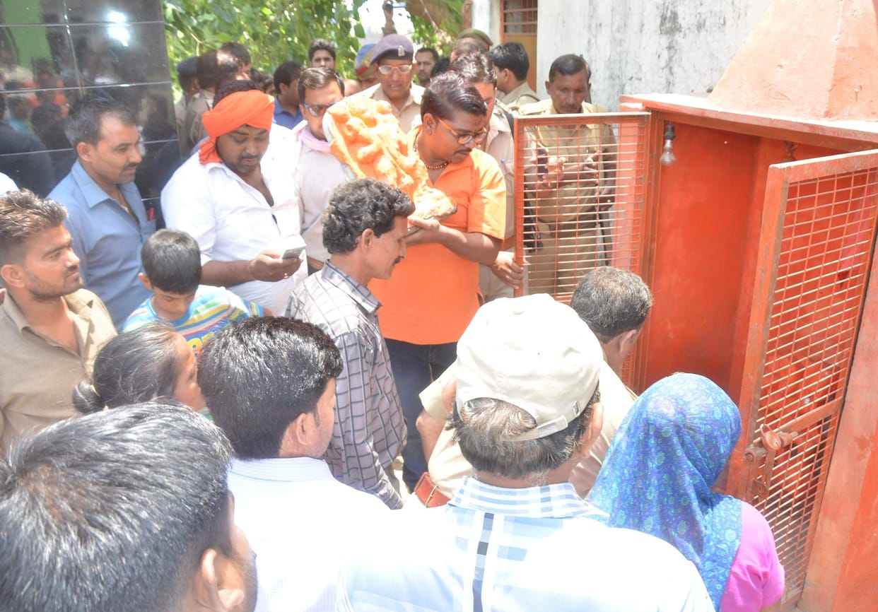 officers remove incrochment