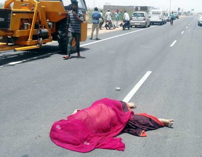 In jaisalmer a big road accident four members of family got death