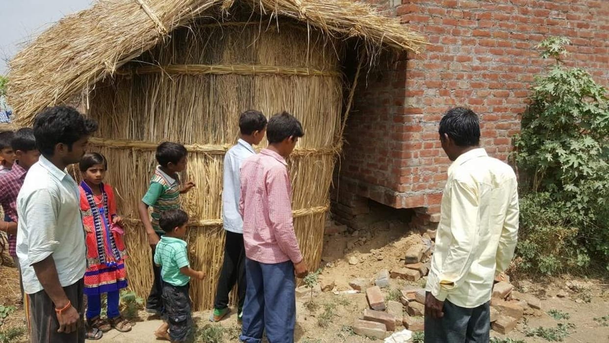 makaan mein nakab lagaakar hajaaron kee choree