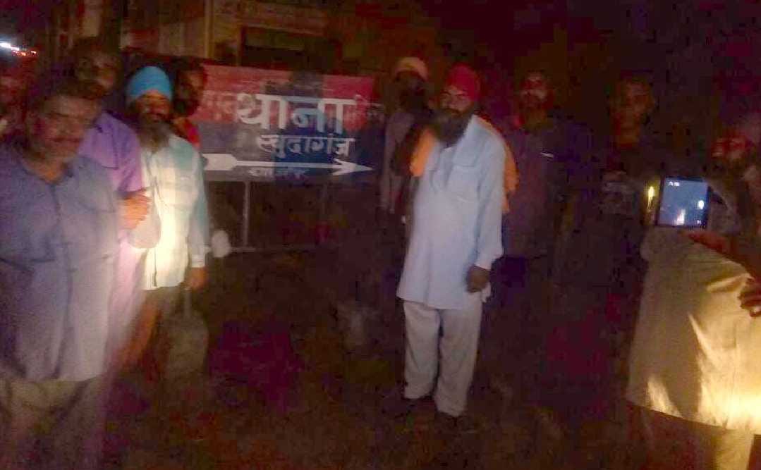 Revenue team and villagers assault, stone pelting