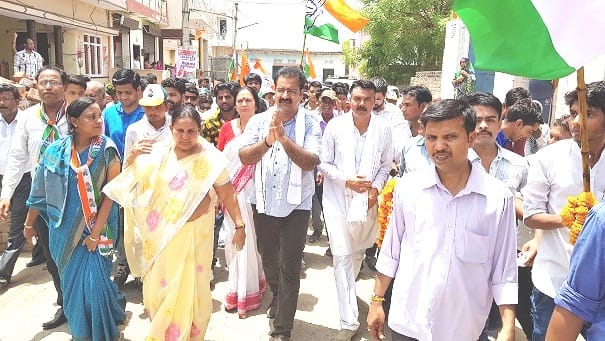  Congress sweeps five kilometers on broken roads in Bagru