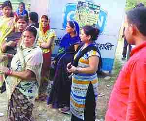 Women raised slogans against Liquor Shop