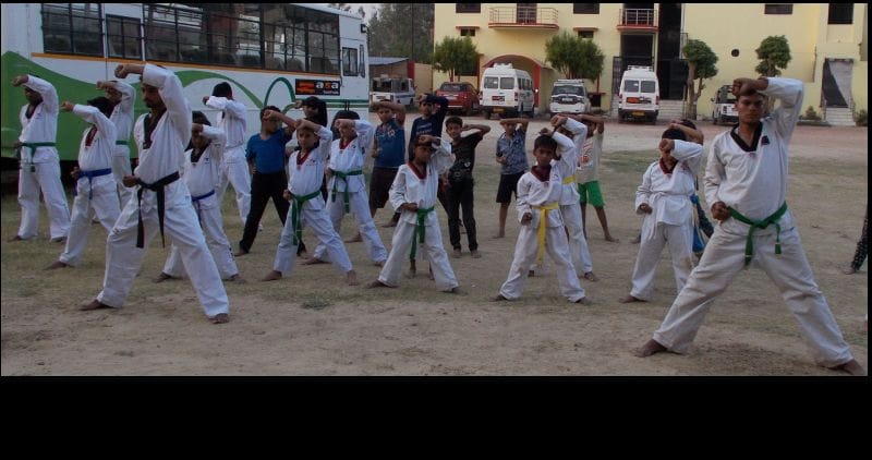yuvaon ko diya taeekvaando ka prashikshan