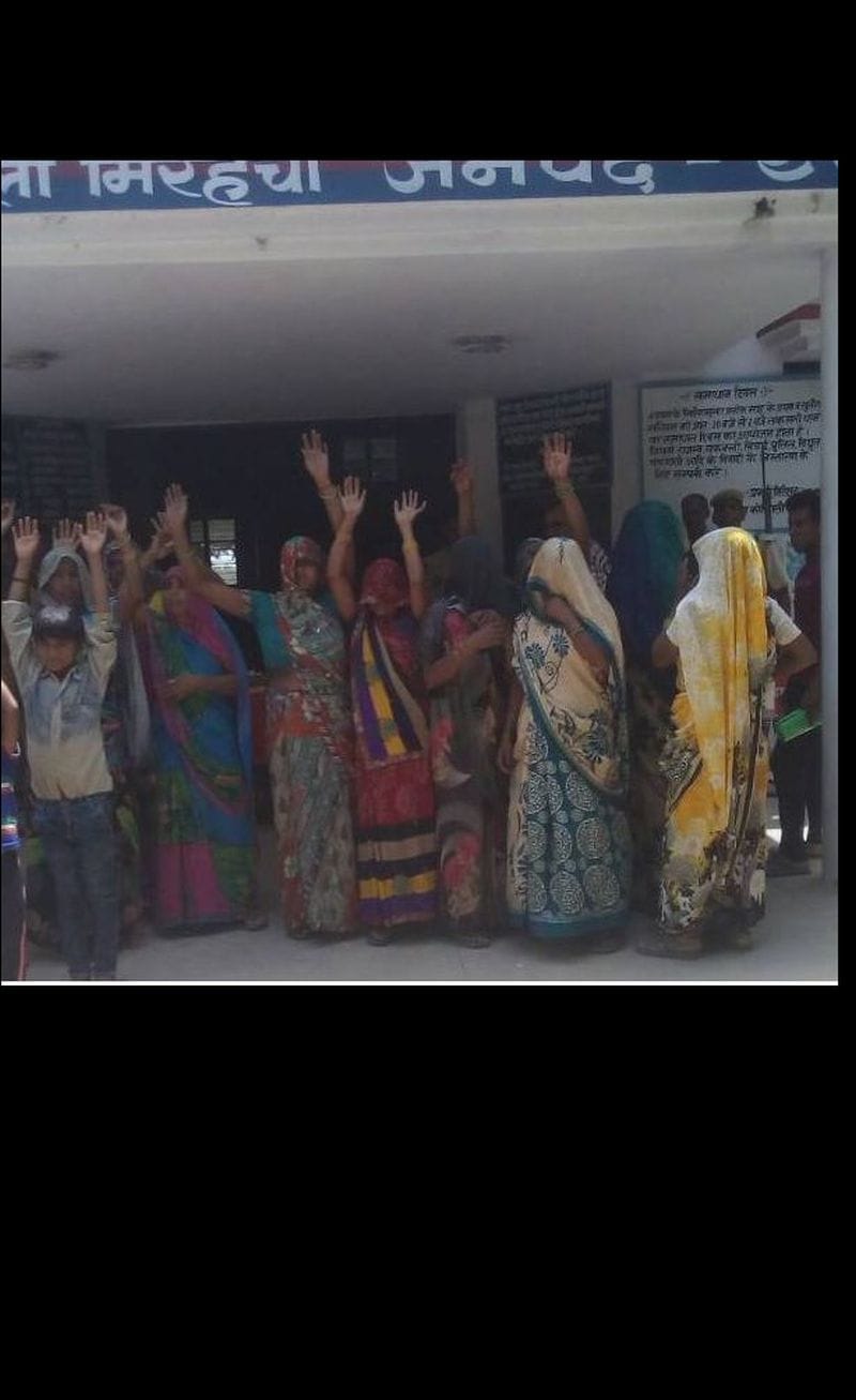 mahilaon ne ghera thaana, sharaab ka thek hatavaane kee maang