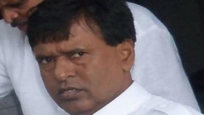 sp mla suresh pasi caught with ten lakh ruppes at airport