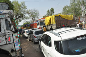 people handle traffic,police sleeped