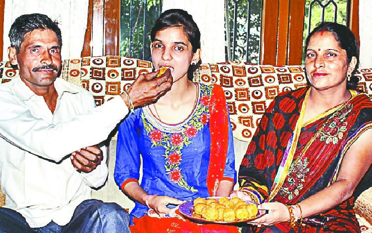 Chandak's mascara, Nagina's Anjali district topper