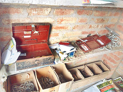 Thieves broke the lock of seven shops in Rasulabad