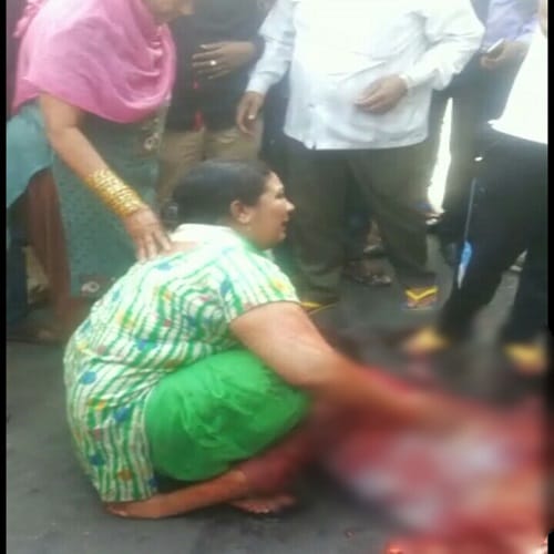 This video is being viral on social media, daughter screaming in her mother lap, 'Save your mother'