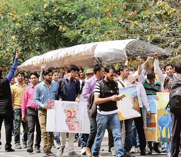 arts teachers protesteed on the ajmer collectorate