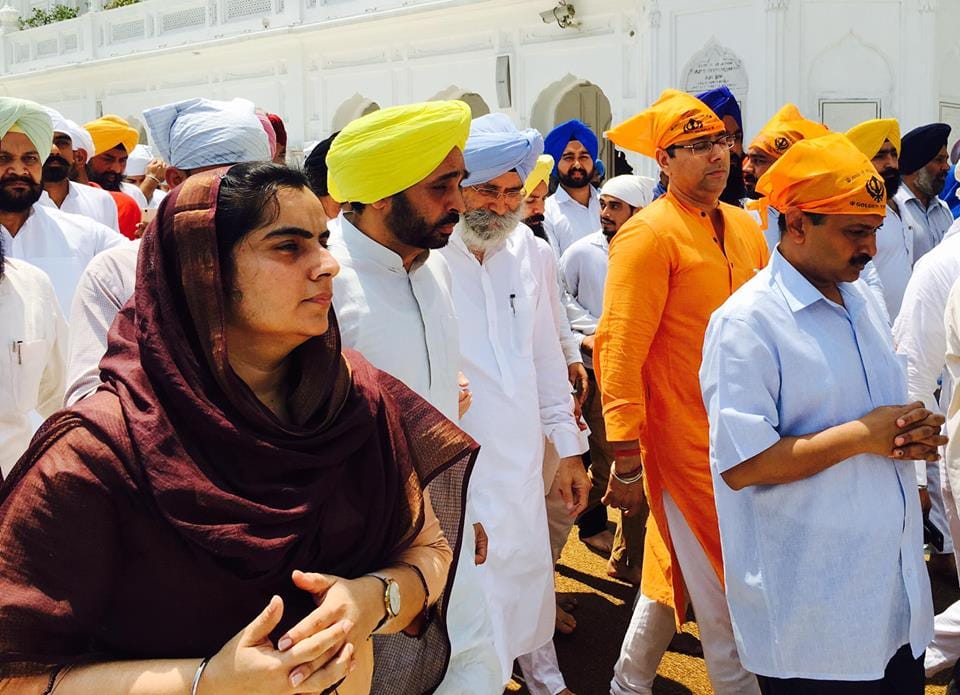 Arvind Kejriwal Visits Golden Temple, Amritsar news