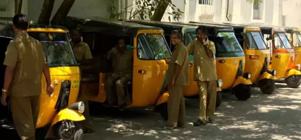 auto driver badly miss behaved with passengers is they refuse to travel on pune railway station