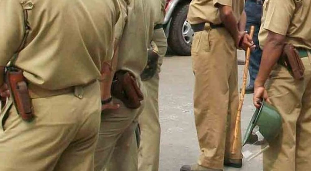 murder in front of police station in kanpur