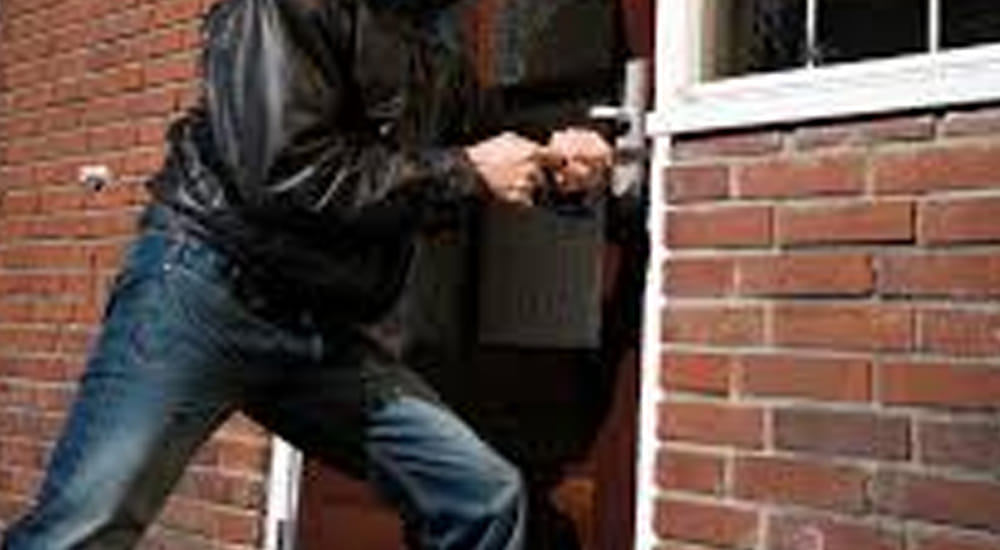 theft near police station in kanpur