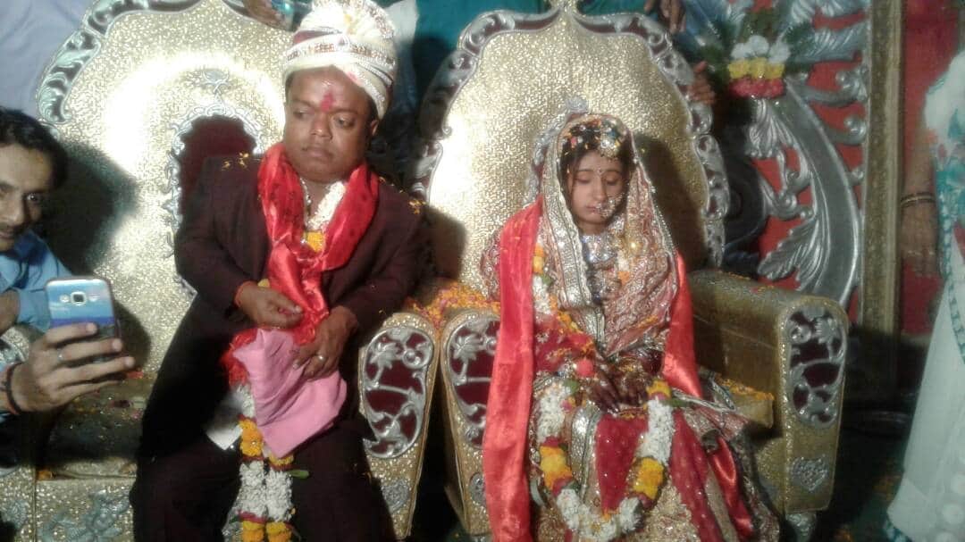 Unique dwarf wedding took place in Mau, three-footed bridegroom married four footed bride 