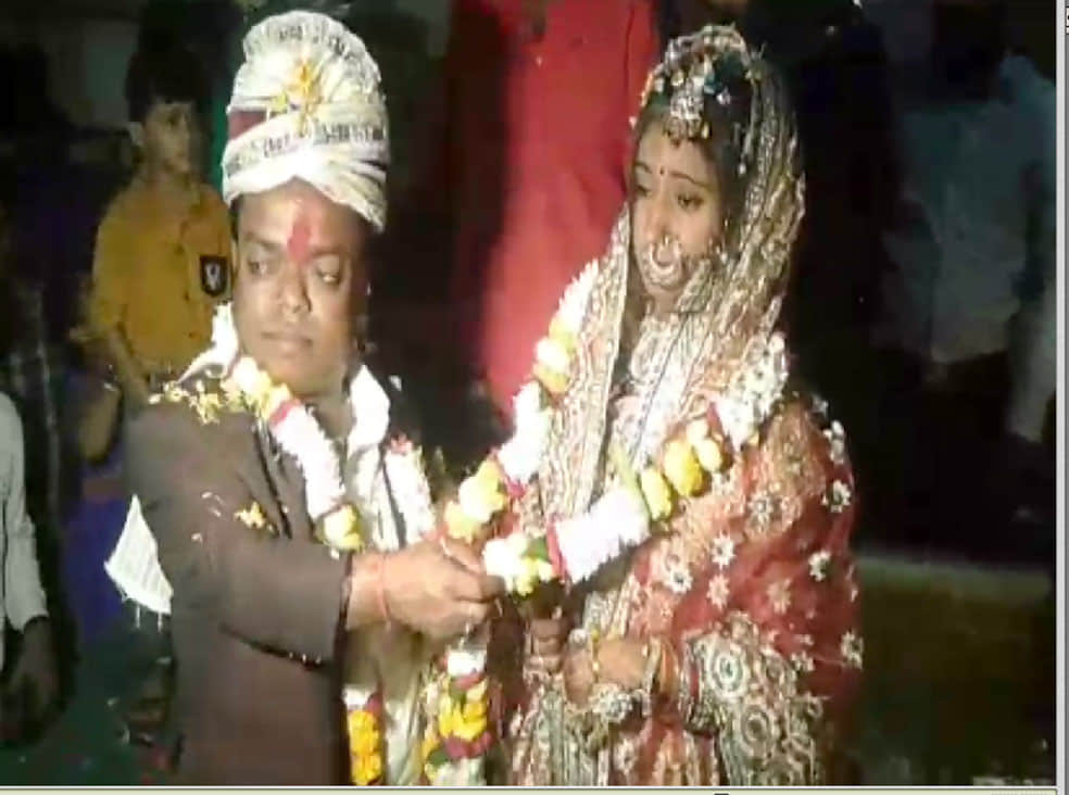 Unique dwarf wedding took place in Mau, three-footed bridegroom married four footed bride 