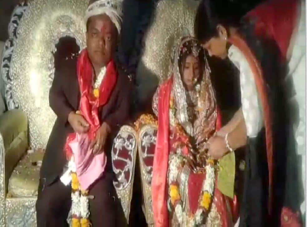 Unique dwarf wedding took place in Mau, three-footed bridegroom married four footed bride 