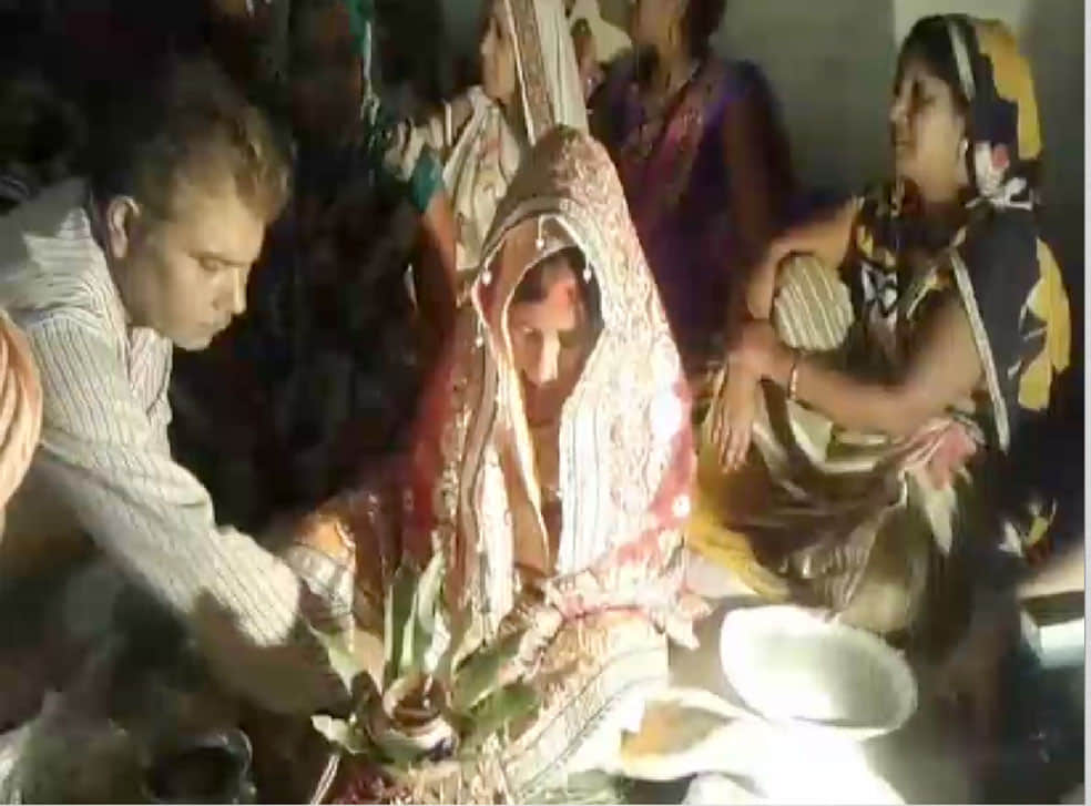 Unique dwarf wedding took place in Mau, three-footed bridegroom married four footed bride 