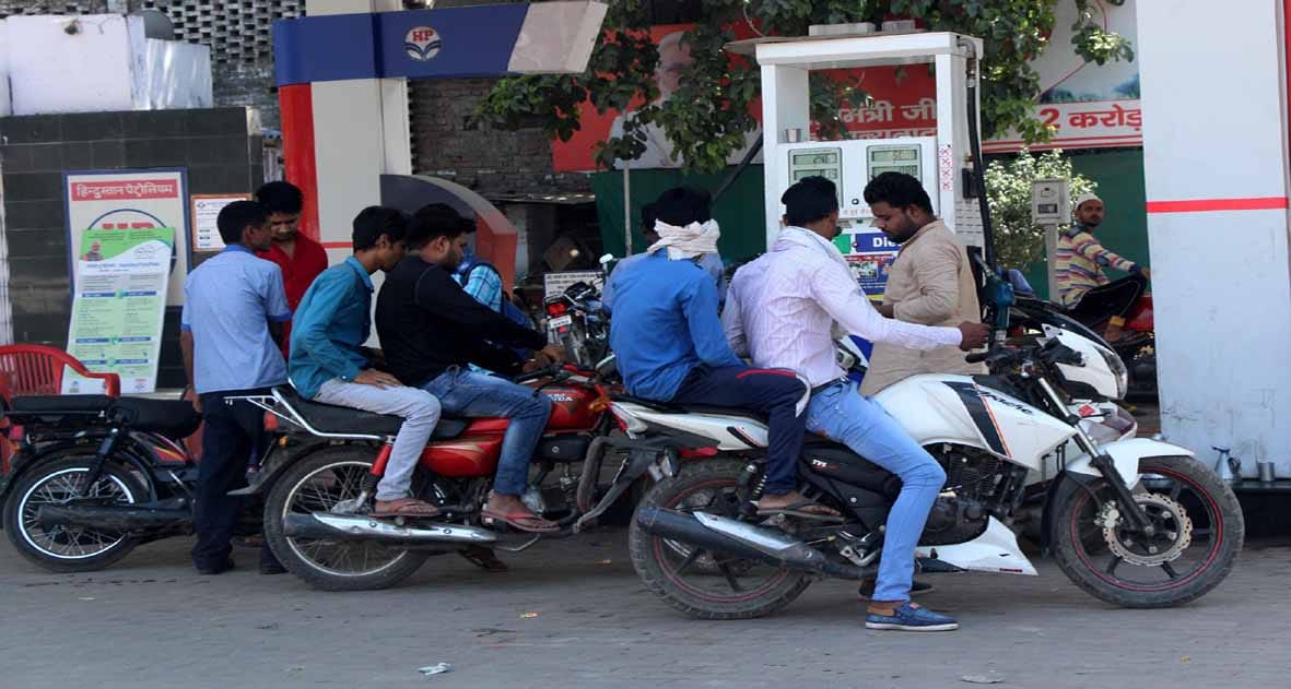 Varanasi SSP orders are ineffective, without helmets taking oil from petrol pumps 