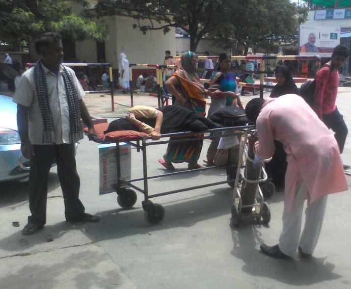 bhu hospital oxygen cylinder vacent and patients carrying