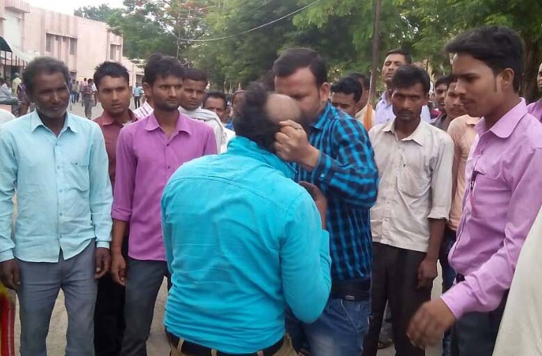 The victim was caught by the mob fleeing the patient's purse