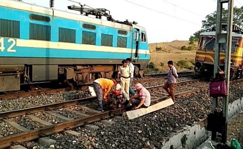 Jharkhand: Maoists blew up railway tracks between Chichaki and Karmabandh railway stations