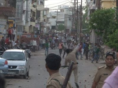 stone pelting on police in agra, 9 policeman including co injured 