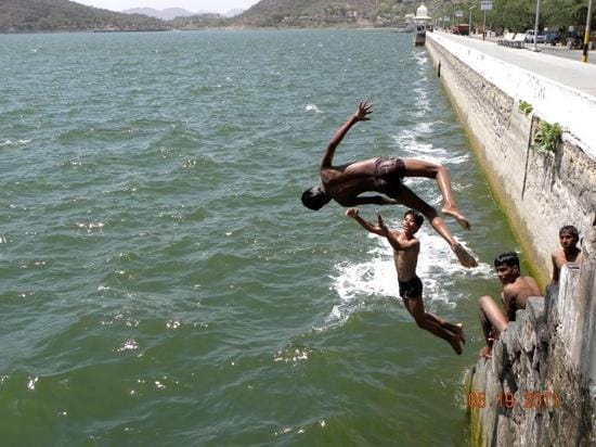 Two speedboats collided in Fatehsagar lake, rescued six people drowning, child's death