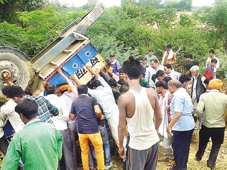 Tractor trolley reversed, half dozen injured