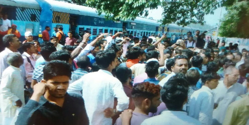 GRP jawan raped the moving train from Divyang, racked at railway station