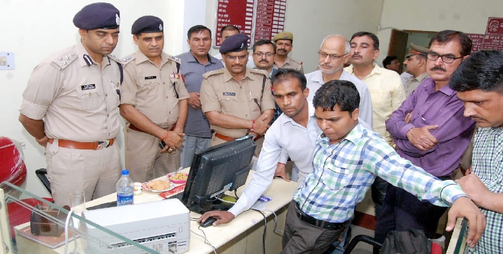 Muzaffarnagar, the manager was robbed and bank robbed, three policemen suspended