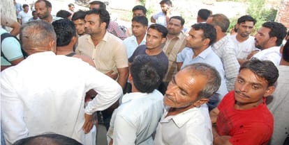 Muzaffarnagar, the manager was robbed and bank robbed, three policemen suspended