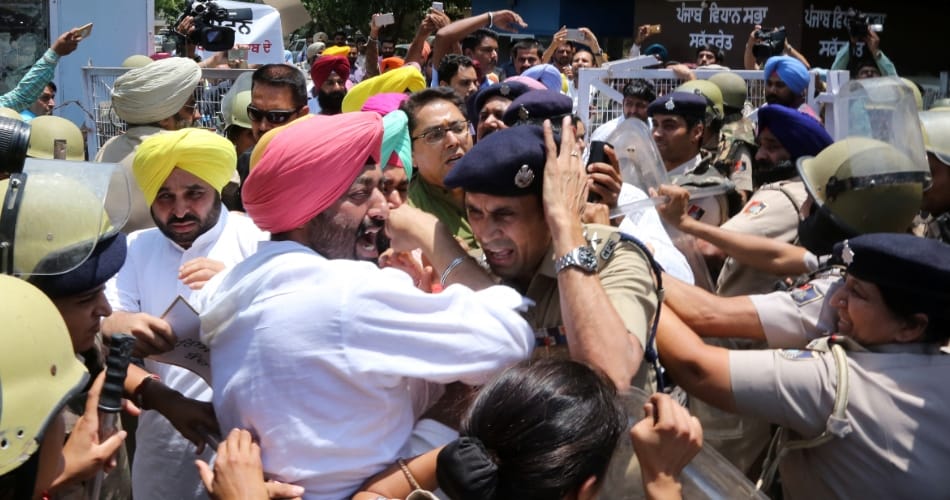 Punjab Aap mla protest against captain amarinder singh