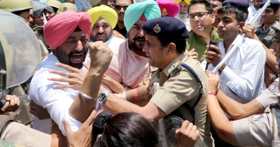 Punjab Aap mla protest against captain amarinder singh