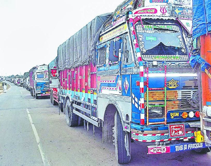 thousands of vehicles stucked on highway in jammu and kashmir