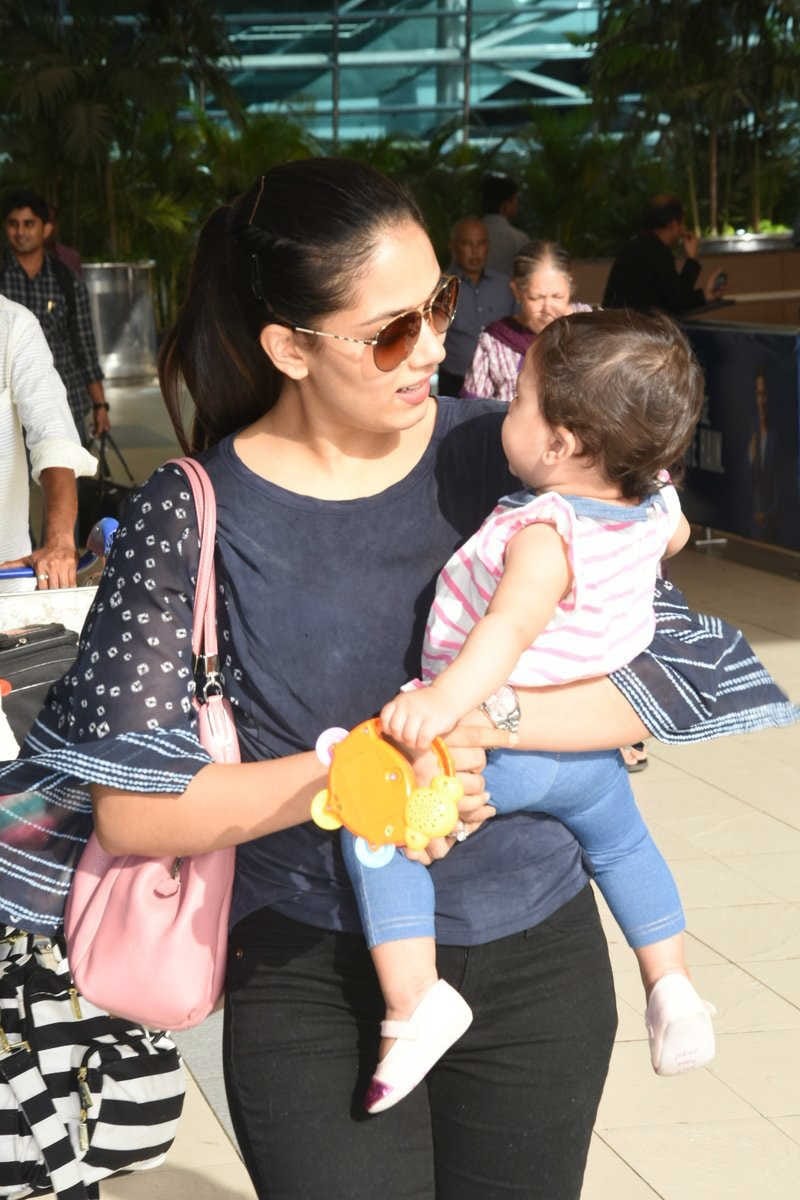 Shahid Kapoor daughter Misha wrapped in her mommy Mira arms 