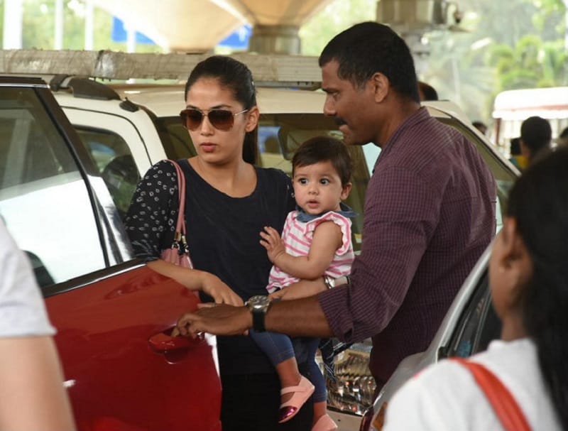 Shahid Kapoor daughter Misha wrapped in her mommy Mira arms 