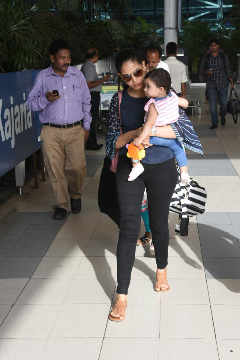 Shahid Kapoor daughter Misha wrapped in her mommy Mira arms 