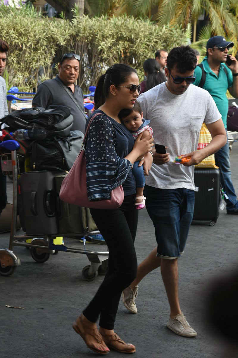 Shahid Kapoor daughter Misha wrapped in her mommy Mira arms 