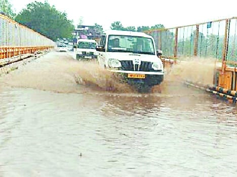 heavy rain bridge collapes in ghumarnvi