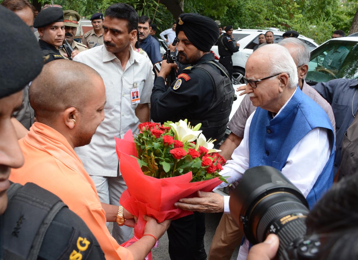 cm yogi welcomes lk advani in lucknow before trial