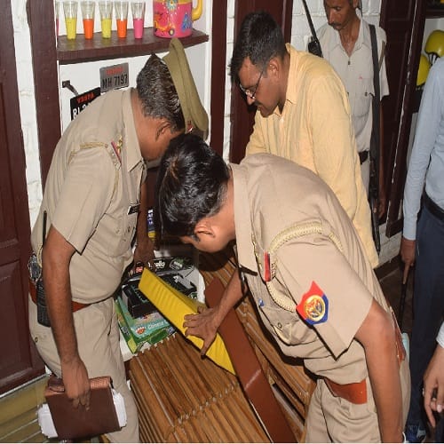 Hookah stirred at the notice of walking, police raid in hotels